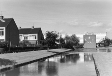 841795 Gezicht op het plantsoen met vijver achter de huizen aan de M.A. de Ruyterstraat (links) te Maarssen, vanaf de ...